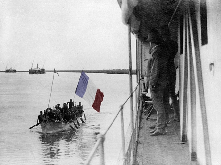 Captain Marchand's small boat approaches Kitchener's gunboat on the Nile at Fashoda.