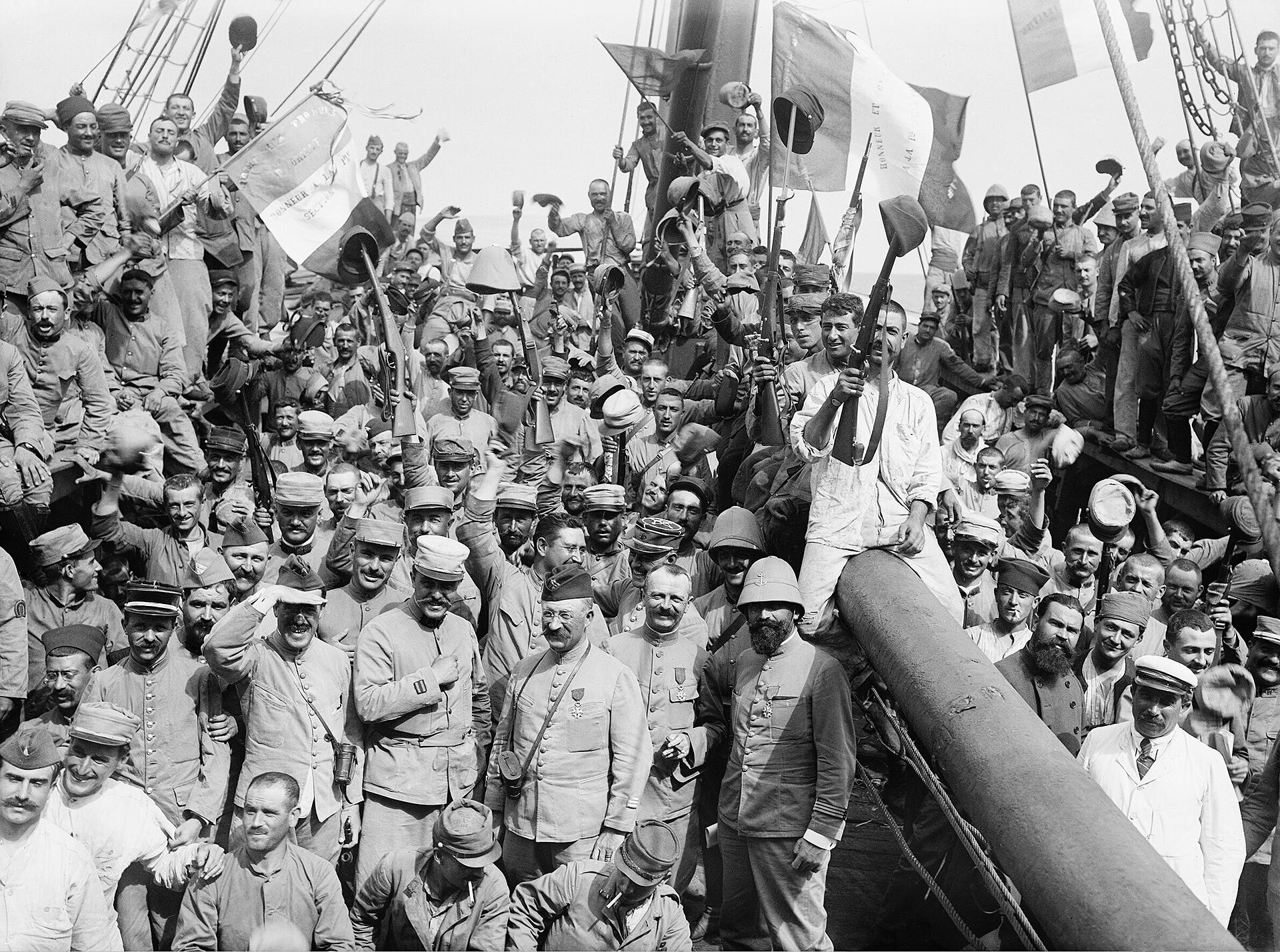 French troops carrying packs walk along a quay before embarking for the Gallipoli campaign.