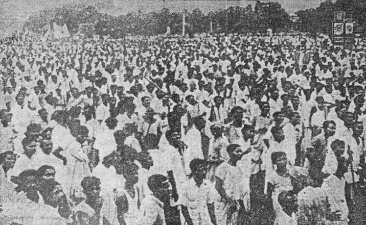 A dense crowd gathers around the Ochterlony Monument in Calcutta for a Muslim League rally.