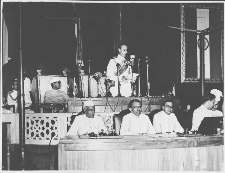 Lord Mountbatten addresses members of India's Constituent Assembly from a raised platform.